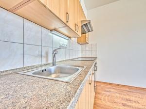 Pronájem bytu 1+kk, Praha - Písnice, Švihovská, 32 m2