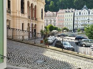 Prodej obchodního prostoru, Karlovy Vary, Divadelní náměstí