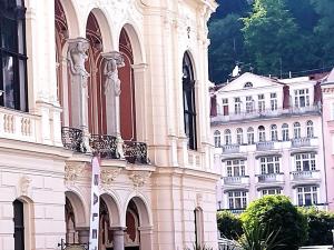 Prodej obchodního prostoru, Karlovy Vary, Divadelní náměstí