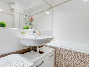 Pronájem bytu 2+kk, Praha - Hostavice, U Hostavického potoka, 51 m2