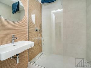 Prodej bytu 4+kk, Praha - Troja, Lešenská, 74 m2