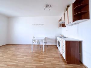 Pronájem bytu 1+kk, Praha - Holešovice, Osadní, 33 m2