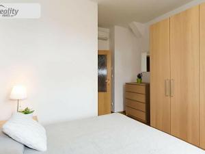 Pronájem bytu 2+kk, Praha - Vinohrady, Na Kozačce, 42 m2