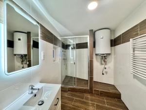 Pronájem bytu 1+kk, Újezdeček, Krušnohorská, 45 m2