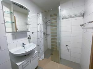 Pronájem bytu 1+kk, Praha - Vršovice, Sevastopolská, 33 m2