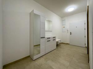 Pronájem bytu 2+kk, Praha - Strašnice, Zvěřinova, 72 m2