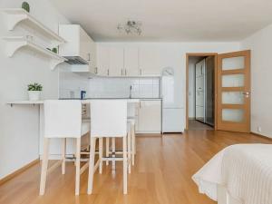 Pronájem bytu 1+kk, Praha - Holešovice, Komunardů, 44 m2