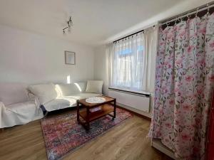 Pronájem bytu 1+kk, Praha - Vinoř, Lohenická, 30 m2