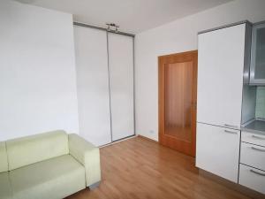 Pronájem bytu 1+kk, Praha - Košíře, Pod Klamovkou, 44 m2