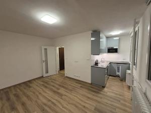 Pronájem bytu 1+kk, Praha - Krč, Bartákova, 28 m2