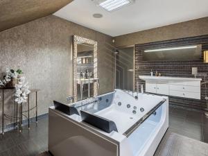 Prodej obchodního prostoru, Zeleneč, Jitrocelová, 150 m2