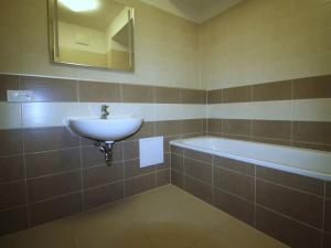 Pronájem bytu 1+kk, Praha - Hloubětín, Saarinenova, 32 m2