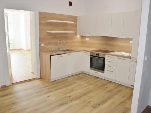 Pronájem bytu 3+kk, Praha - Bubeneč, náměstí Interbrigády, 85 m2