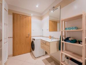 Pronájem bytu 2+kk, Praha - Horní Měcholupy, Mantovská, 66 m2