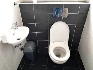 Pronájem kanceláře, Praha - Vokovice, V středu, 85 m2