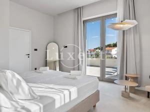 Prodej vily, Omiš, Chorvatsko, 736 m2