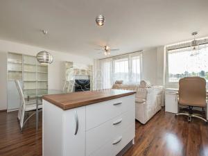 Pronájem bytu 3+kk, Praha - Řepy, Nevanova, 73 m2