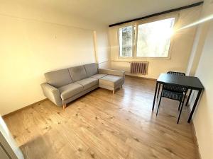 Pronájem bytu 1+kk, Praha - Radotín, Vrážská, 28 m2