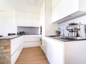 Prodej bytu 3+kk, Praha - Hrdlořezy, Mezitraťová, 82 m2