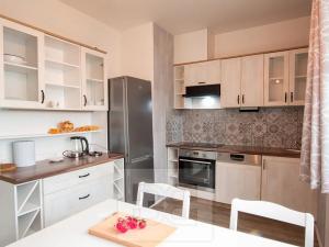 Pronájem bytu 2+kk, Praha - Dolní Měcholupy, Kryšpínova, 57 m2