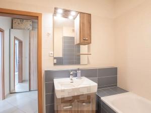 Pronájem bytu 2+kk, Praha - Dolní Měcholupy, Kryšpínova, 57 m2