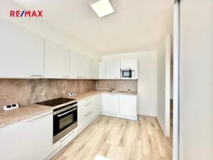 Pronájem bytu 3+kk, Praha - Kobylisy, Střekovská, 67 m2