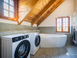Pronájem atypického bytu, Květnice, Na Ladech, 110 m2