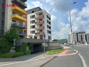 Pronájem garážového stání, Praha - Modřany, K Vystrkovu, 15 m2
