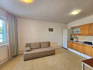 Pronájem bytu 1+kk, Praha - Troja, Olštýnská, 24 m2