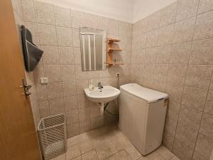 Pronájem bytu 1+kk, Praha - Troja, Olštýnská, 24 m2