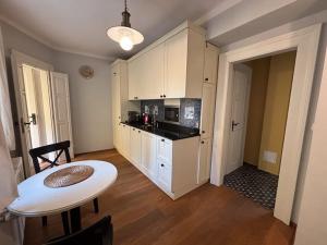 Pronájem bytu 2+1, Praha - Malá Strana, Zámecká, 47 m2