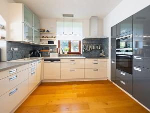 Prodej rodinného domu, Praha - Lipence, U lip, 280 m2