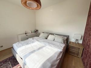 Pronájem bytu 2+kk, Praha - Holešovice, V háji, 75 m2