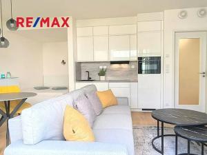 Pronájem bytu 1+kk, Praha - Smíchov, Podbělohorská, 39 m2