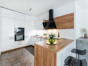 Pronájem bytu 2+kk, Praha, Plzeňská, 52 m2