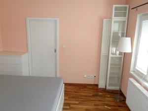 Pronájem bytu 2+kk, Praha - Žižkov, V domově, 50 m2