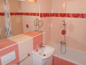 Pronájem bytu 2+kk, Praha - Žižkov, V domově, 50 m2