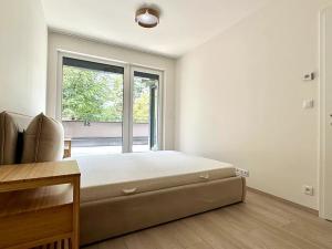 Pronájem bytu 2+kk, Praha, Výstavní, 65 m2