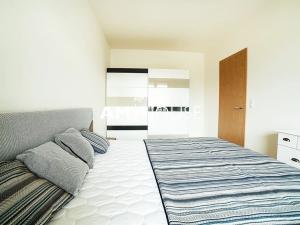 Pronájem bytu 2+kk, Praha - Holešovice, Sanderova, 52 m2