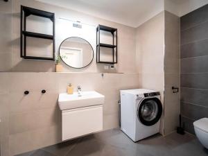 Pronájem bytu 2+kk, Praha - Karlín, U Sluncové, 55 m2