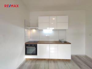 Prodej bytu 1+kk, Milovice, Slepá, 32 m2