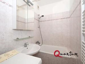 Pronájem bytu 2+kk, Praha - Řepy, Laudova, 45 m2