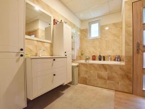 Prodej rodinného domu, Praha - Kobylisy, Klapkova, 245 m2