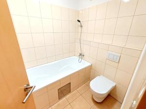 Pronájem bytu 3+kk, Praha - Vysočany, Na Harfě, 66 m2