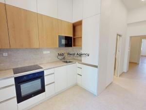 Pronájem bytu 3+1, Praha - Smíchov, Drtinova, 97 m2