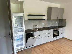 Pronájem bytu 2+kk, Praha - Hostavice, Českobrodská, 56 m2