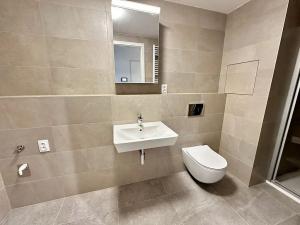 Pronájem bytu 2+kk, Praha - Hostavice, Českobrodská, 56 m2