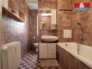 Prodej bytu 2+1, Karlovy Vary - Drahovice, nám. V. Řezáče, 58 m2