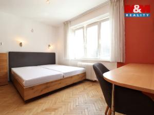 Prodej bytu 2+1, Karlovy Vary - Drahovice, nám. V. Řezáče, 58 m2