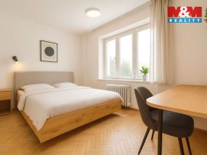 Prodej bytu 2+1, Karlovy Vary - Drahovice, nám. V. Řezáče, 58 m2